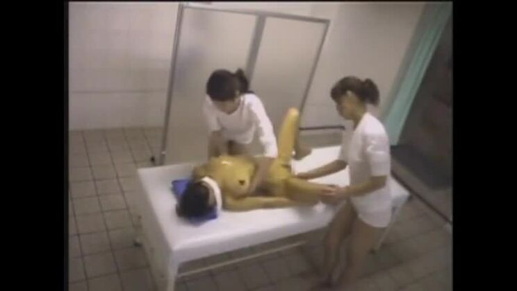 Порнофильм с азиатской девушкой, делающей масляный массаж.