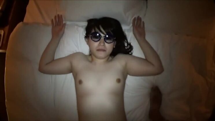 Сочная пышногрудая японская проститутка получает настоящий массаж и секс.