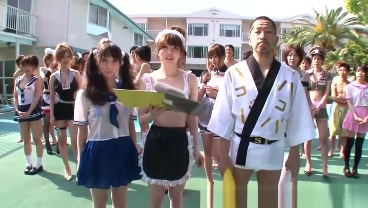 Божественная японская шлюха обожает групповой секс в общественном месте.