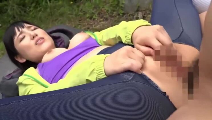 Сексуальная японская шлюха снимается в букаке-порно видео в общественном месте.