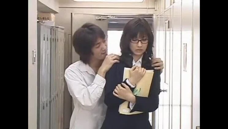 Привлекательная японская шлюха участвует в дикой групповой оргии.