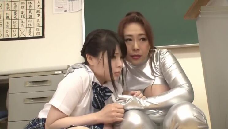 Соблазнительная азиатка с натуральной грудью в порно-видео, где она сидит лицом на мужчине.