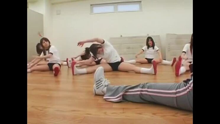 Изящная восточная девушка в букаке-фильме