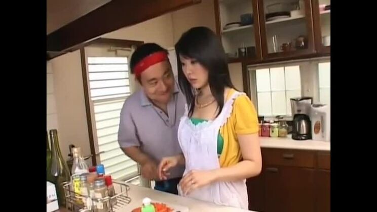 Прекрасная японская шлюха получает потрясающий хардкорный секс