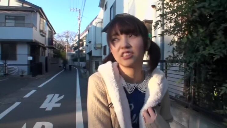 Очаровательная японка, возбужденная в общественном месте.