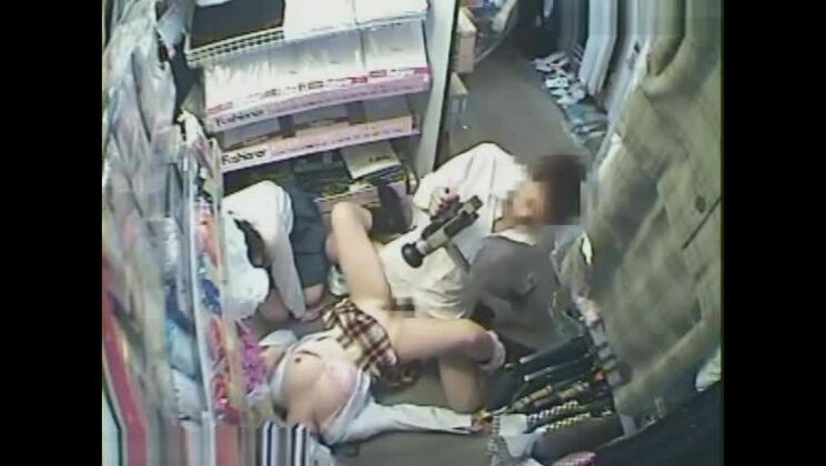 В любительском порно-видео потрясающая азиатская девушка занимается сексом.