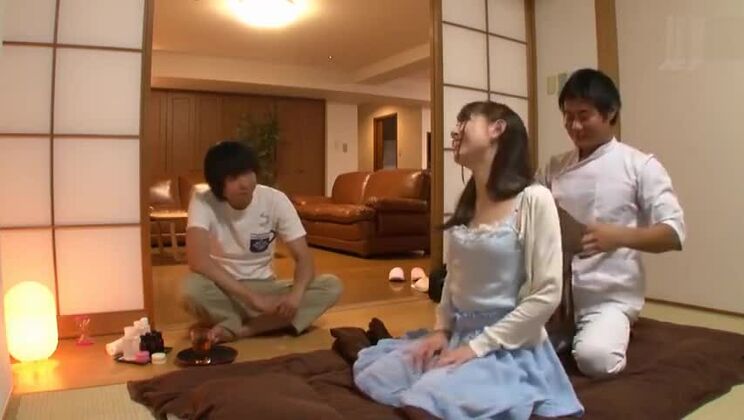 Соблазнительная японская проститутка в порно-видео букаке.