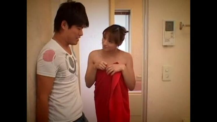 Восхитительная рыжеволосая азиатка, которую ласкают пальцами.