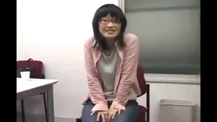 Божественная японская сучка с маленькой грудью, демонстрирующая горячее любительское порно.