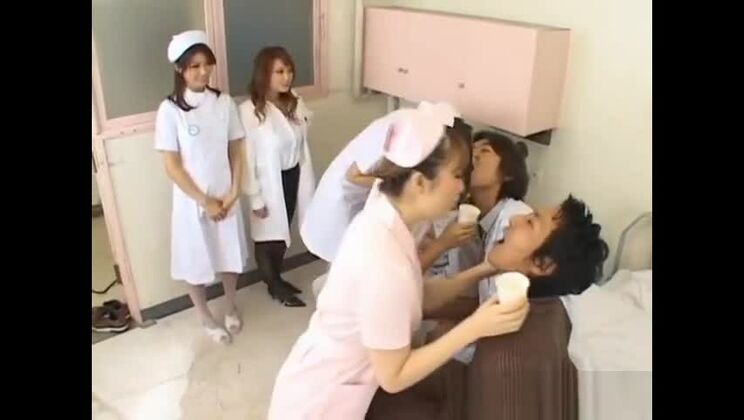 Красивая азиатская шлюха в фетиш-порно видео