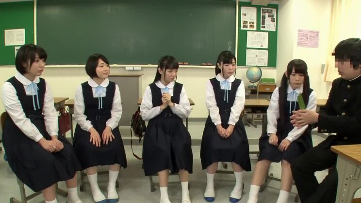 Красивая японская леди в общественном месте.