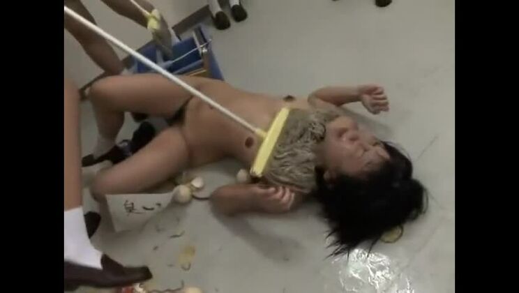 Приятная японская девушка демонстрирует красивое фетиш-порно видео в общественном месте.