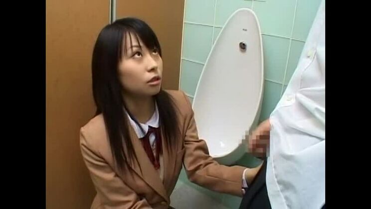 Ослепительная брюнетка, восточная распутница, выступает в потрясающем любительском секс-видео в общественном месте.