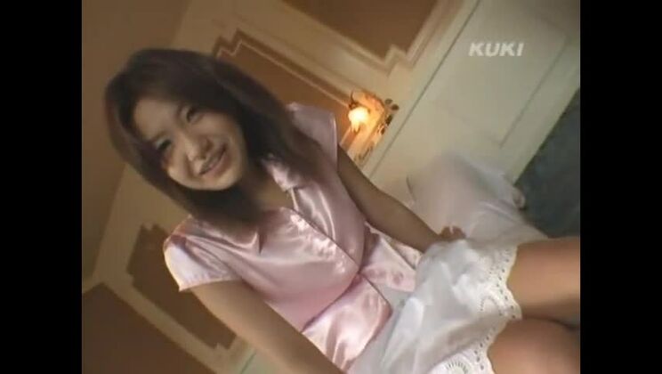 Божественная японка Нана Кониши в потрясающем выступлении с фетишем ног.