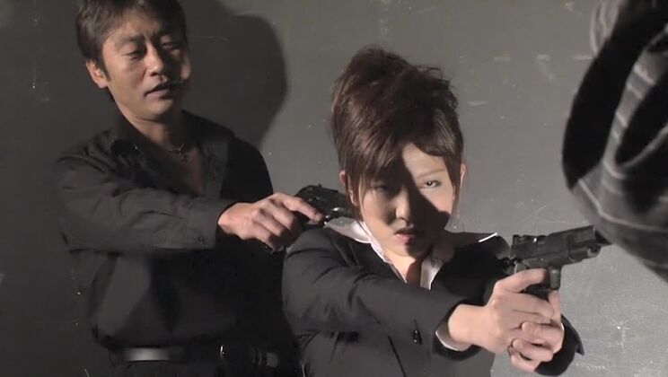 Красивая японская проститутка устраивает пикантное фетиш-представление.