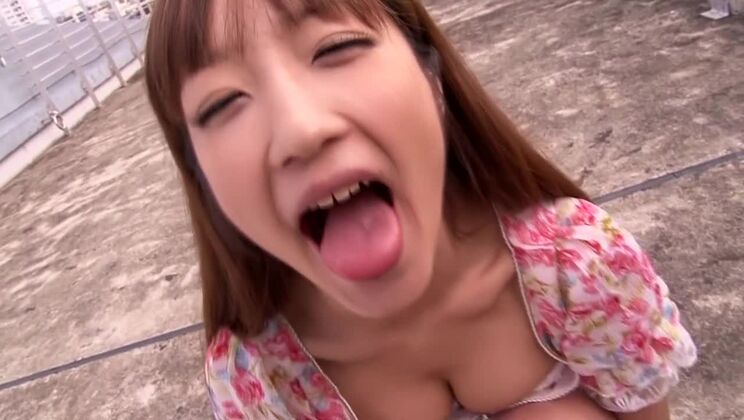 Прекрасная японская девушка снимается в откровенном любительском порно на улице.