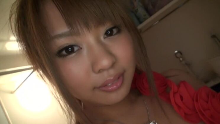 Невероятно пышногрудая японка Куруми Кино демонстрирует прекрасное видео с фингерингом.