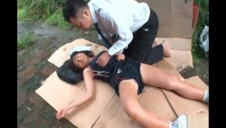 Очаровательная восточная проститутка в отличном любительском порно.