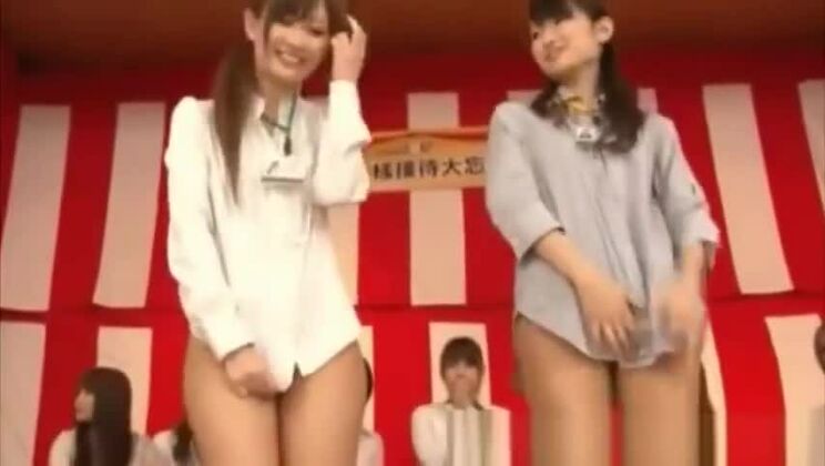 Горячая японская стерва воплощает в себе свою фетишистскую мечту.