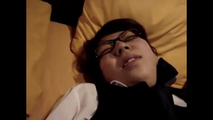 Восхитительная азиатка в настоящем домашнем порно-видео.