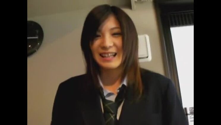 Соблазнительная японская девушка Мию Акимото в бесплатном порно с фетишем на ноги.