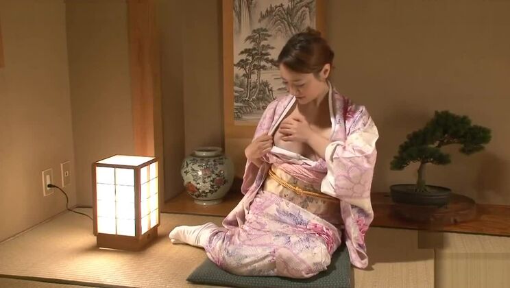 Японская проститутка доставляет удовольствие, развлекаясь на любительском уровне.