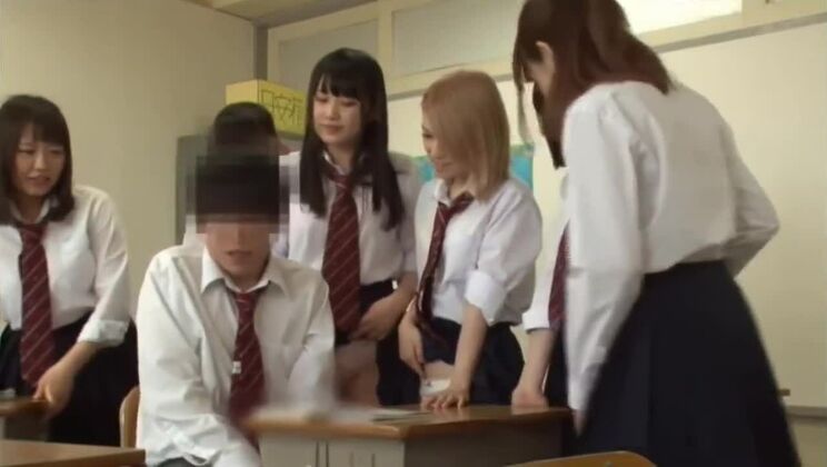 Потрясающая смуглая азиатская шлюха