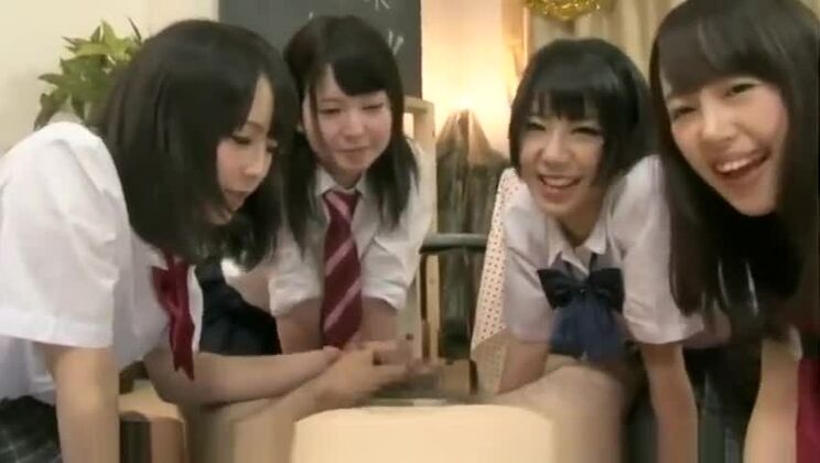 Очаровательная азиатская шлюха подверглась групповому изнасилованию.