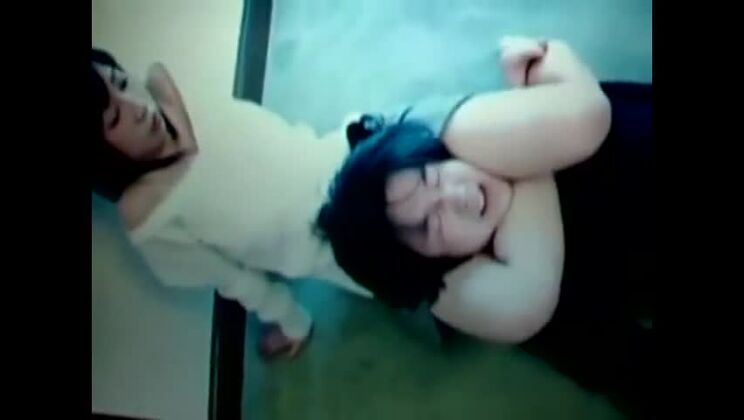 Восхитительная японская распутница развлекается, предаваясь горячим фетишистским утехам.