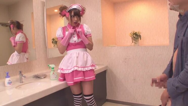 Божественная японка Аю Сакураи обожает мочиться за камерой.