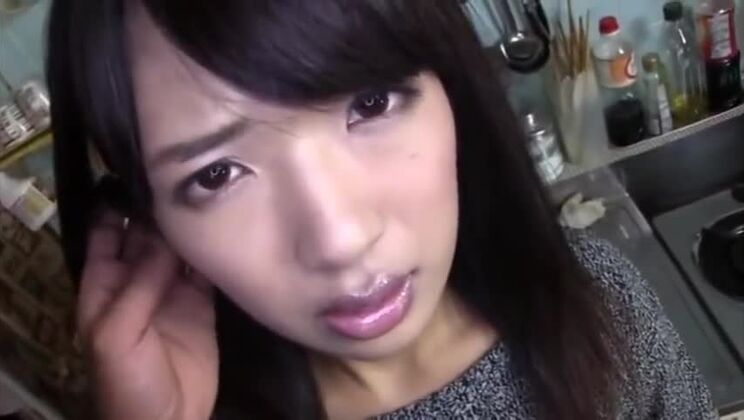 Очаровательную пышногрудую азиатку очень сильно изнасиловали на публике.