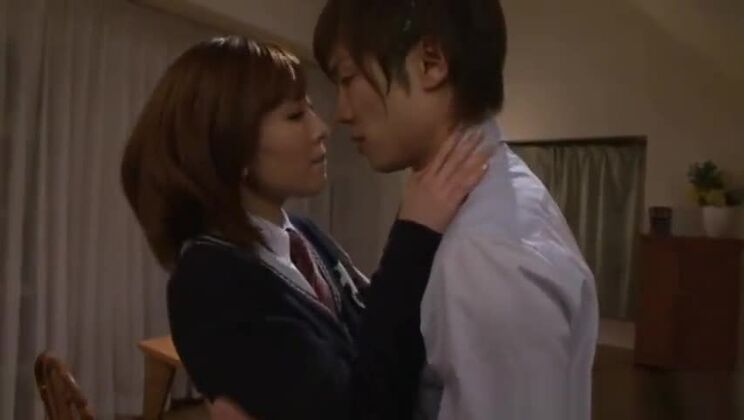 Сексуальная японка с маленькой грудью Мику Хошино получила оргазм от стимуляции пальцами.