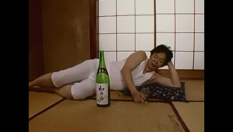 Благочестивая восточная замужняя женщина Рио Курусу