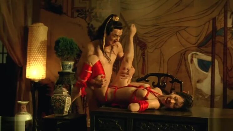 Ослепительная японская сучка в очень горячем хардкорном видео.