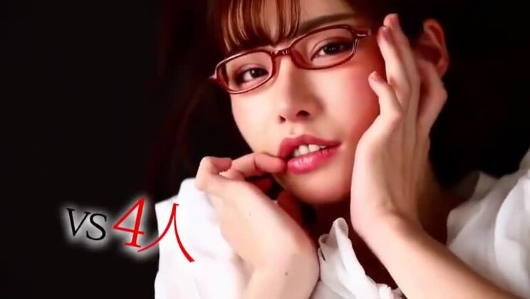 Красивая пышногрудая азиатская распутница принимает душ из спермы в общественном месте.