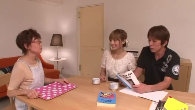 Очаровательная пышногрудая восточная шлюха в настоящем хардкорном видео.