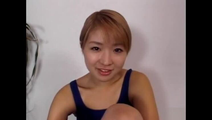 Очаровательная азиатская леди с платиновым цветом кожи