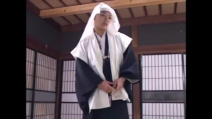 Ослепительная японская сучка устраивает извращенное фетиш-представление.