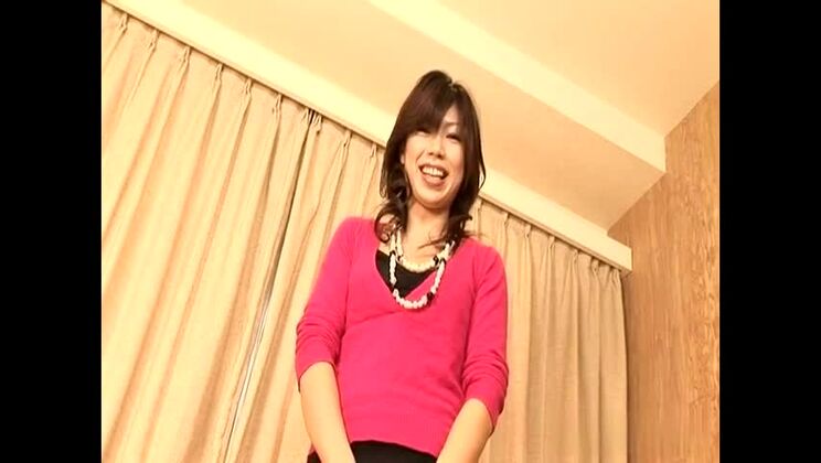 Роскошная японская девушка с пышными волосами демонстрирует потрясающее порно-видео с фетишем на ноги.