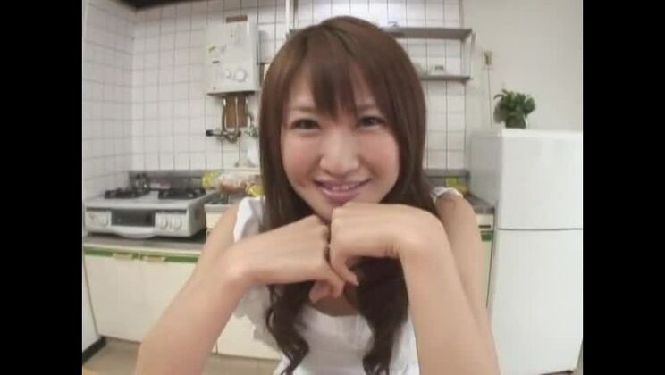 Ослепительная японка Рё Киёхара выступает в потрясающем любительском порно-видео.