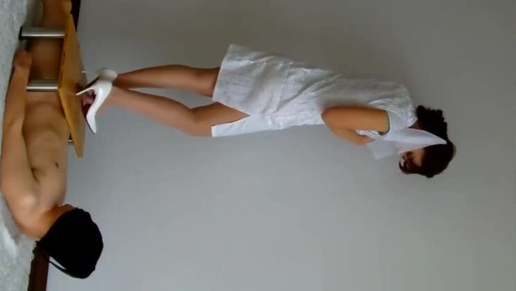 Потрясающая японская девушка с маленькой грудью в восхитительном фетиш-порно.