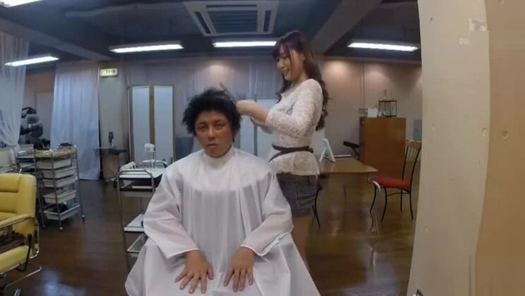 Красивая пышногрудая азиатка демонстрирует потрясающий любительский секс-ролик.