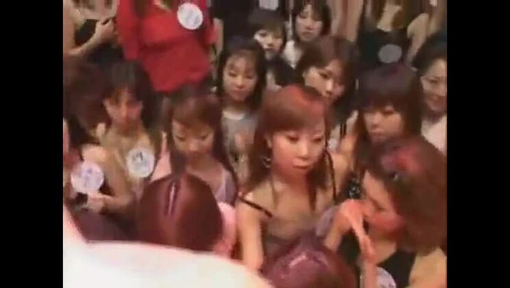 Красивая плоскогрудая азиатская секретарша Саки Ниномия