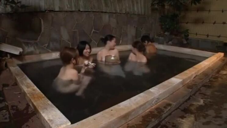 Красивая азиатская девушка занимается невероятным любительским сексом.