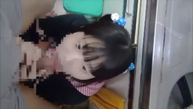 Красивая азиатка Сидзуку Нацукава в фетиш-порно фильме