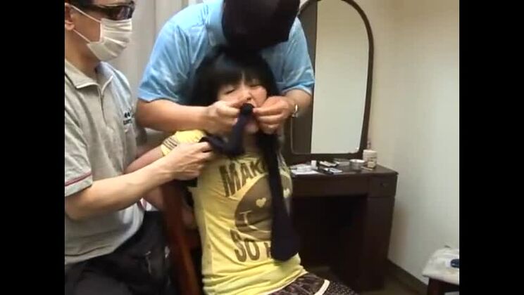 Сексуальная пышногрудая восточная красавица Ай Саяма обожает процедуры по уходу за лицом.