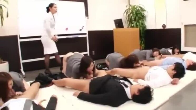 Восточная проститутка, доставляющая удовольствие, участвует в дикой групповой оргии XXX на публике.