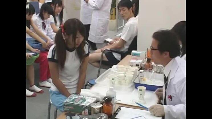 Возбужденная японская девушка в лучшем публичном месте, подростковый JAV-клип