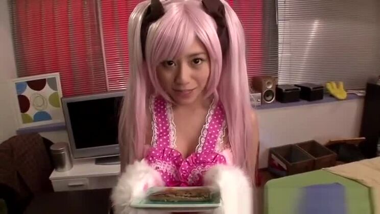 Азиатка с розовыми волосами демонстрирует свою большую волосатую вагину.