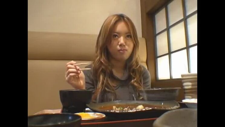 Возбужденная японская проститутка в потрясающей позе "собачка", сцена в душе (японское порно).